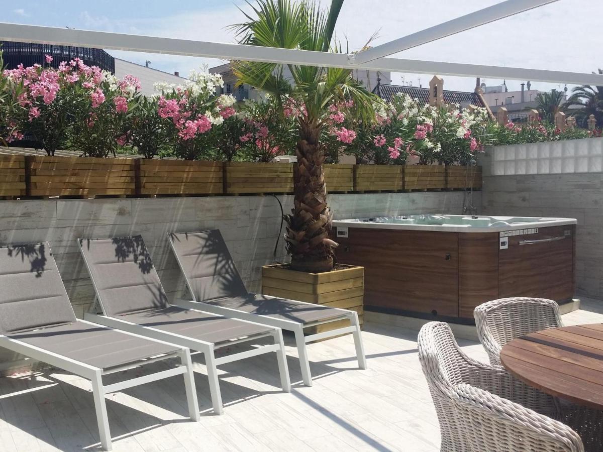 Sitges Spaces Mediterranean Apartments 4 Bedroom, 4 Bathroom, Huge Terrace, Jacuzzi- Sleeps 9 Dış mekan fotoğraf